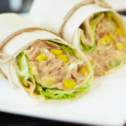 Рулет из лаваша с кукурузой, тунцом и авокадо - рецепт RussianFood