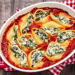 Фаршированные конкильони со шпинатом и рикоттой - рецепт RussianFood