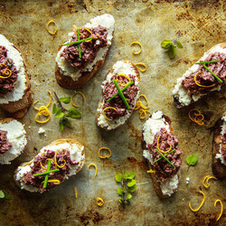 Бутерброды с сыром под соусом из оливок - рецепт RussianFood