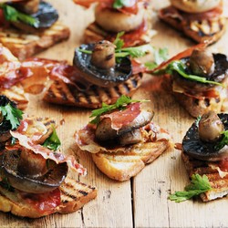 Брускетта с грибами и ветчиной - рецепт RussianFood