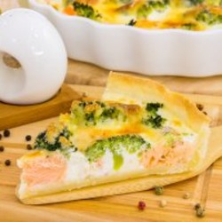 Пирог с лососем и брокколи
