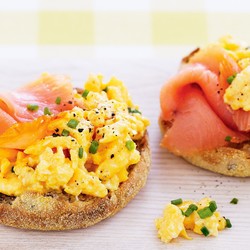 Тосты с яйцом и копченым лососем - рецепт RussianFood