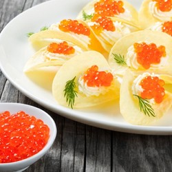 Картофельные чипсы с икрой - рецепт RussianFood