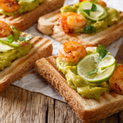 Тосты с авокадо и креветками - рецепт RussianFood
