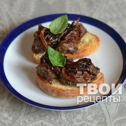 Брускетта с печенью и бальзамическим луком
