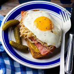 Горячие бутерброды с глазуньей - рецепт RussianFood