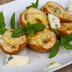 Запеченные груши с голубым сыром и беконом - рецепт RussianFood