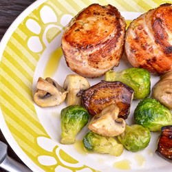 Куриные рулетики с беконом и грибами - рецепт RussianFood