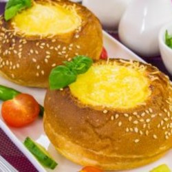 Овощи с яйцом, запеченные в булочке