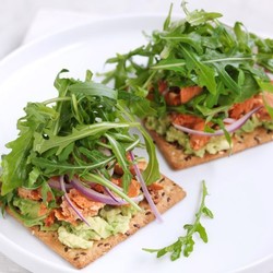Крекеры с рукколой и копченым лососем - рецепт RussianFood