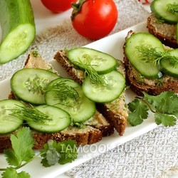 Закуски.Бутерброды с икрой сельди и огурцом