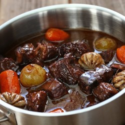  говядина по-бургундски, которая тает во рту