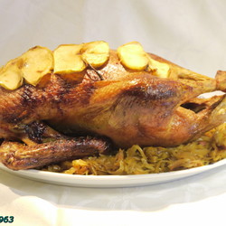 Утка на подстилке из тушенной с яблоками квашеной капустой