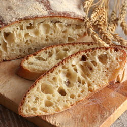 Белый хлеб с хрустящей корочкой