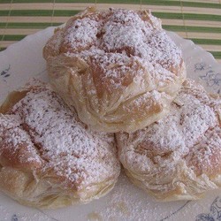 Пирожное слоёно-заварное.