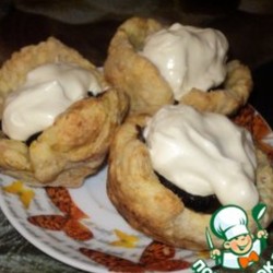 Слоеные пирожные с шоколадным кремом и ягодами