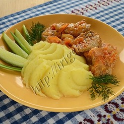 Свинина с солеными огурцами тушенная в мультиварке