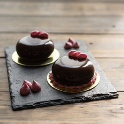 «Хлоя» с чёрной зеркальной глазурью, муссовое пирожное