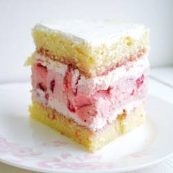 БИСКВИТНЫЙ КЛУБНИЧНЫЙ ТОРТ С МУССОВОЙ ПРОСЛОЙКОЙ