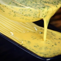 Выложите слоями макароны в форму для хлеба и запекайте в духовке. Готовое блюдо Вас удивит!