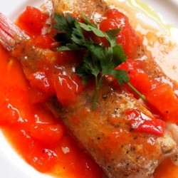 Рыба на сковороде с помидорами