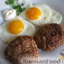 Рубленый бифштекс с яйцом