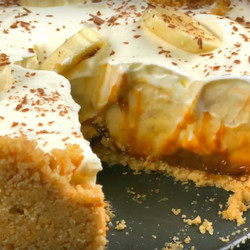 Торт из крекера, бананов и сметаны без выпечки