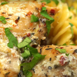 Макароны с курицей и грибами в сливочном соусе