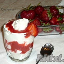 Десерт из клубники и творога