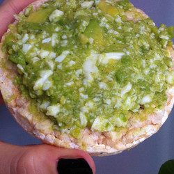 паштет с авокадо и яйцом 