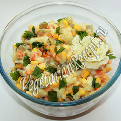  Картофельный салат с солеными огурцами и кукурузой