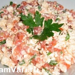 Салат с творогом, помидорами и перцем