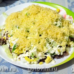 Слоеный салат с тунцом и огурцом