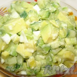Салат с авокадо и огурцом