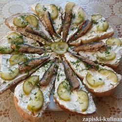 Бутерброды с килькой и солёным огурцом