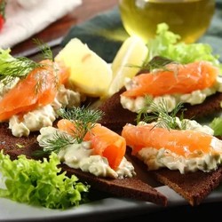 Бутерброды с красной рыбой и авокадо