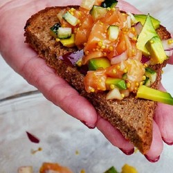 Закуска с авокадо и малосольным лососем