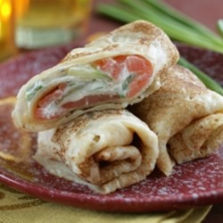 Блины со слабосоленой красной рыбы и огурца