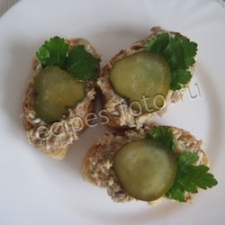 Бутерброды с паштетом и огурцом