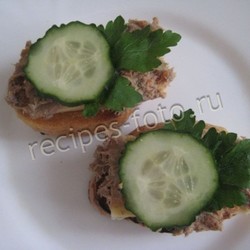 Бутерброды с паштетом из печени, сыром и огурцом