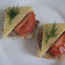 Бутерброды с паштетом и помидором