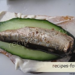 Бутерброды со шпротами и свежим огурцом