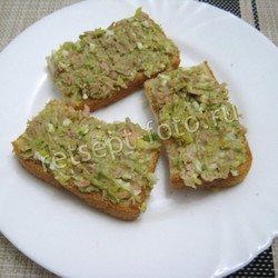 Бутерброды с тунцом и авокадо