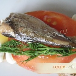 бутерброды со шпротами и сыром на черном хлебе