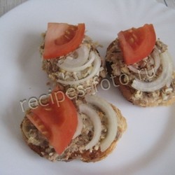 Бутерброды с паштетом из печени и помидорами