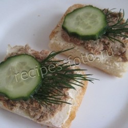 Бутерброды с паштетом из печени и огурцом