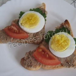 Бутерброды с паштетом, яйцом и помидором