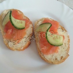 Бутерброды с красной рыбой и огурцом 