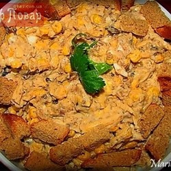 Шпротный салат с кукурузой