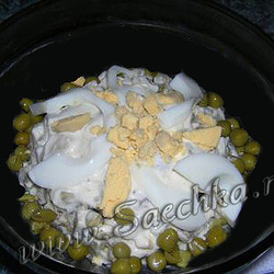 Шпротный салат с горошком